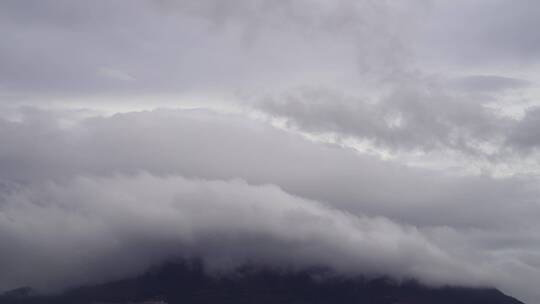 小镇阴天下雨天乌云天空山云雾流动雾气雨后