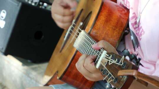 人物弹奏吉他近景