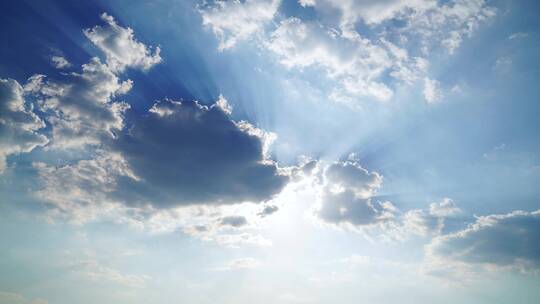 天空云层阳光穿透云朵太阳光芒丁达尔耶稣光