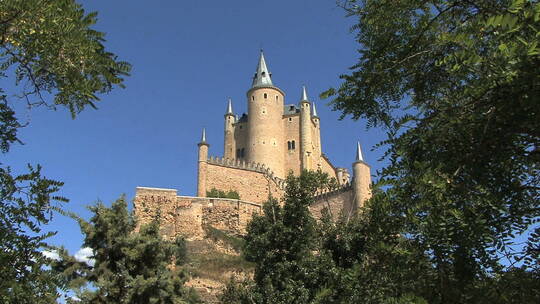 蓝天映衬下的塞戈维亚城堡