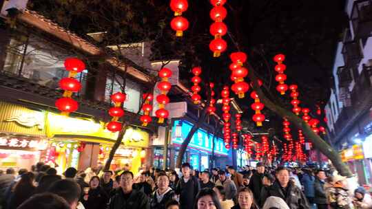 春节  元宵灯会 街道上挂满彩灯的夜景