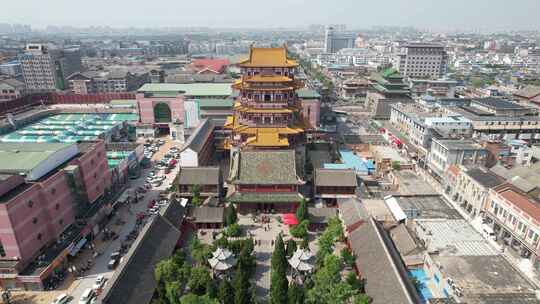 古风建筑与现代建筑并存的城市景观