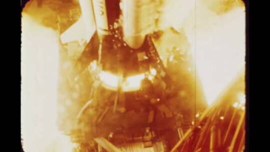 火箭发动机开始起飞时的特写镜头