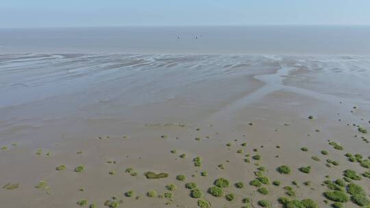 沙滩上的海浪自然风景