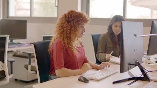 电话接线员在呼叫中心与客户交谈