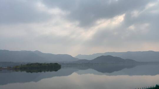 济南南部山区，卧虎山水库秋景