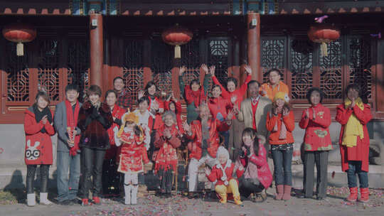 过年新年春节一个大家族在四合院拍全家福