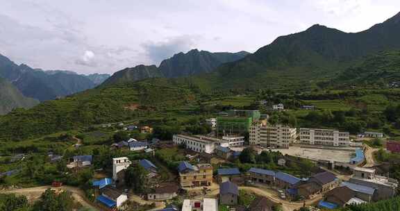 山村聚落与青山风光俯瞰 山村教学楼