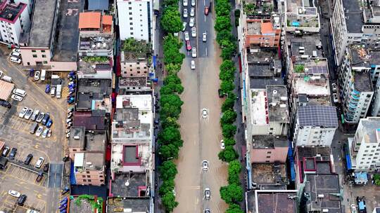 俯瞰城市街景道路被水淹没的景象