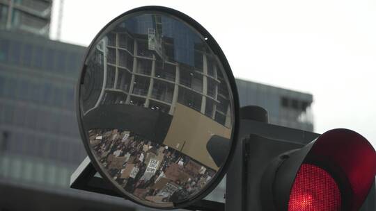 凸面镜中反映的抗议者游行视频素材模板下载