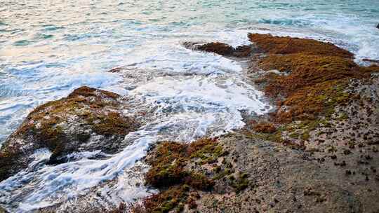 海南早晨海岛日出大海海浪拍打礁石