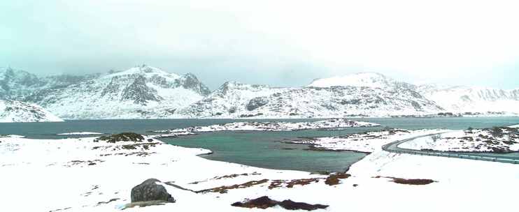 连接雪山旁小岛的桥梁