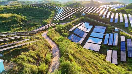 广东梅州五华县山坡上的太阳能光伏板全景