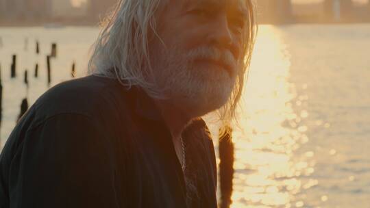 白发老人在河边看风景