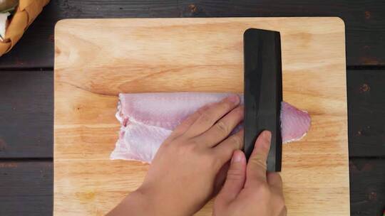 鱼肉切出薄片视频素材模板下载