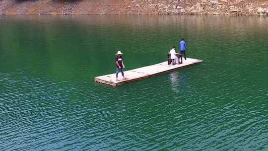 4k湖光山色湖面竹筏上的琴箫合奏