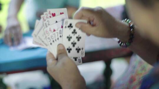 人们玩纸牌