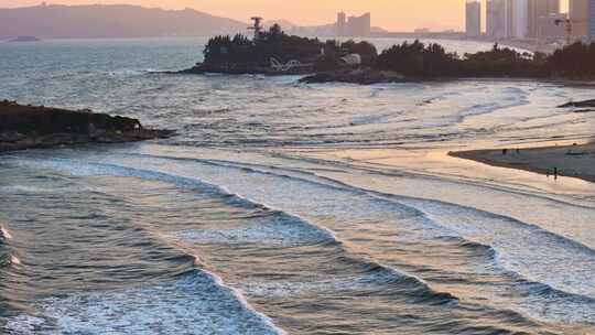 阳光照耀下波光粼粼的海面