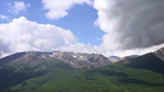 新疆北疆阿勒泰喀纳斯夏天雪山山脉自然风景