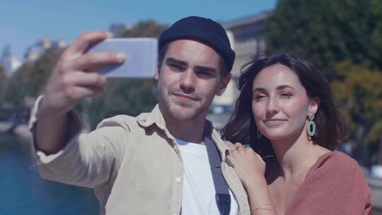 在湖边用智能手机拍照的情侣视频素材模板下载