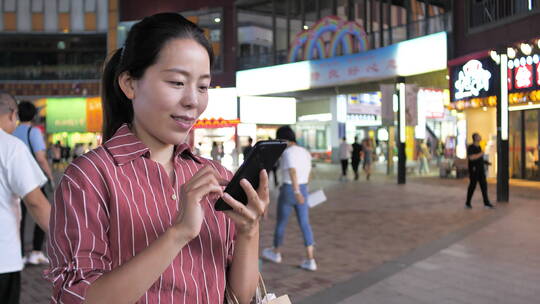 亚洲东方中国女性在商场内挑选衣服购物
