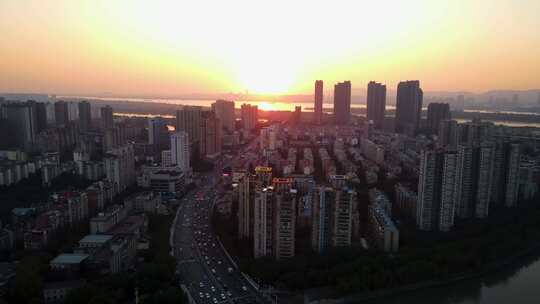 夕阳下的城市建筑群鸟瞰全景