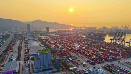 深圳盐田港港口集装箱码头的繁忙景象