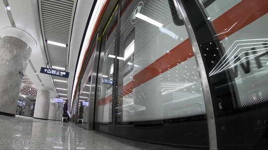 地拍武汉地铁站低角度乘客下车