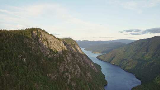 山谷，峡湾，岩石峡谷，崎岖的地形