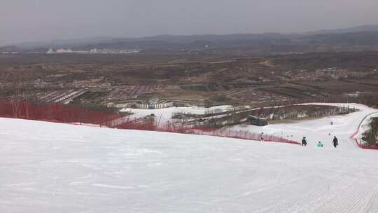 滑雪场单板双板在陡坡速滑运动