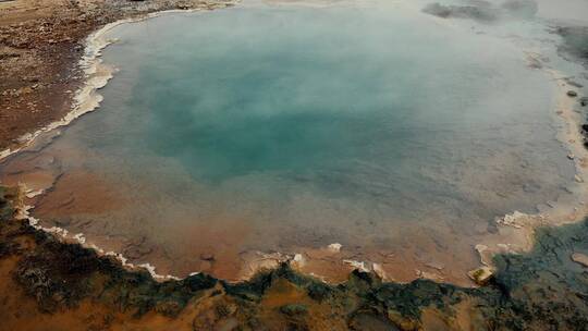 冰岛五彩缤纷的温泉