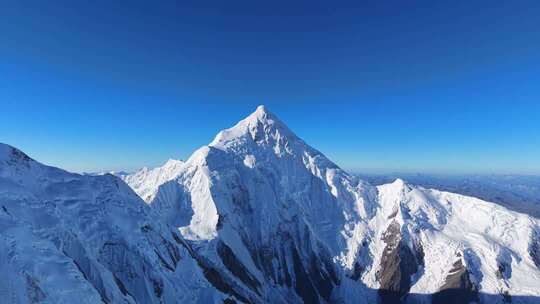 川西航拍中山峰贡嘎雪山壮丽景色
