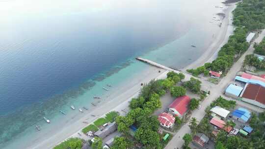 鸟瞰东帝汶帝力色彩缤纷的建筑、海滩和平静