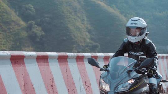 骑士精神摩托车女骑士公路骑摩托车