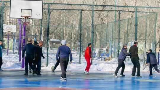 打篮球老年人退休娱乐健身冬季东北