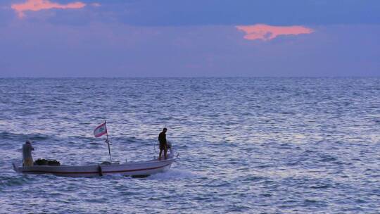 一艘渔船驶向地中海