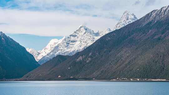 4K延时 西藏林芝巴松措湖泊森林雪山特写