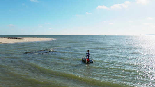 海南文昌海边椰林火箭发射