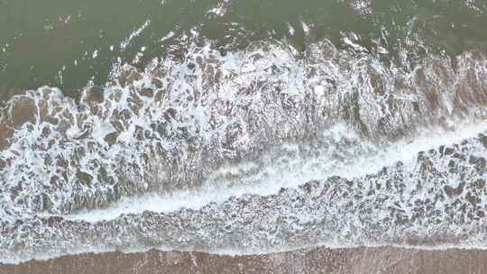 沙滩俯拍大海阴天大海俯视海滩海水海岸线