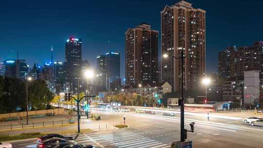 夜晚城市街道交通，高楼大厦灯火通明