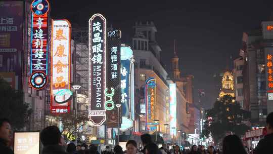 上海南京东路霓虹灯夜景人流