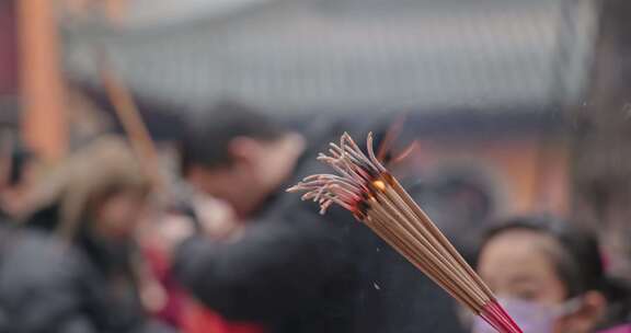 寺庙佛堂香炉点香祈福燃烧香特写