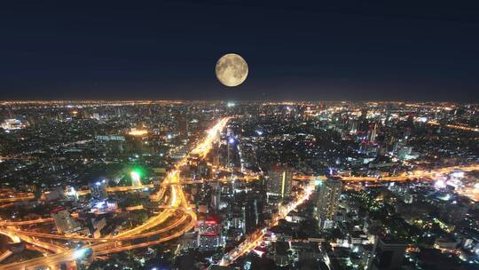 城市夜景月亮升起