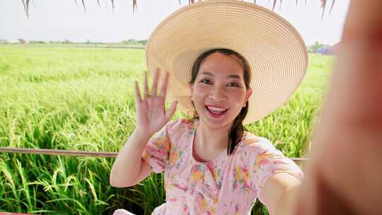 女人在田野稻田中自拍