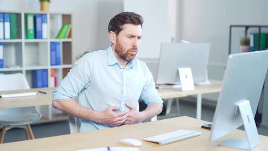 英俊的白人男性雇员企业家严重腹痛胃痛腹泻