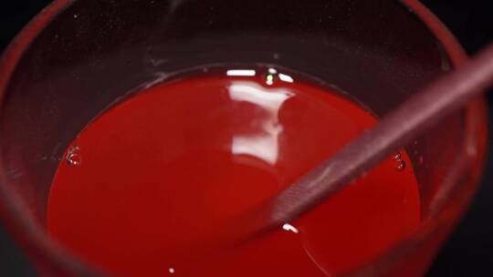 搅拌溶解西瓜汁草莓汁红色果汁