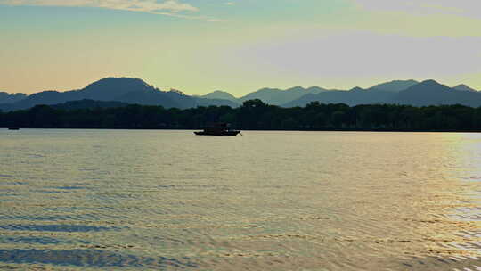 夕阳下的西湖游船风光