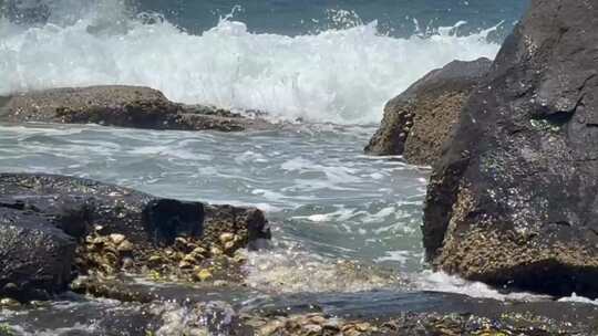 海浪拍打岸边礁石