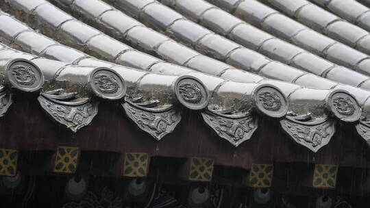 秋季下雨中岱庙古迹古建筑屋檐滴水雨中景色