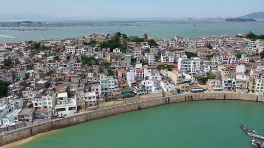 航拍漳州市东山岛南门湾海边城市小镇风景